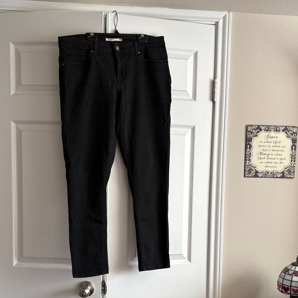 Women’s black skinny jeans. Size 32